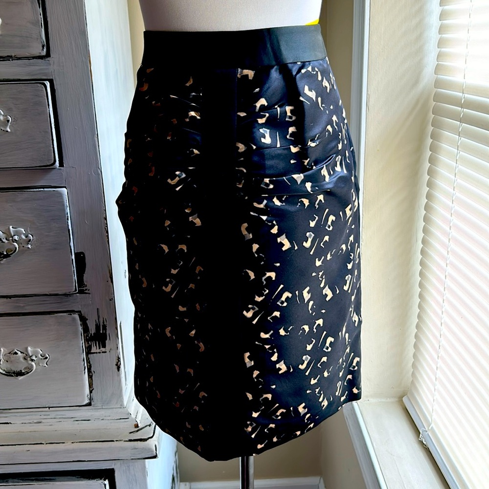 Milly 100% silk skirt. 22 inches. Lined. Side invisible zipper.